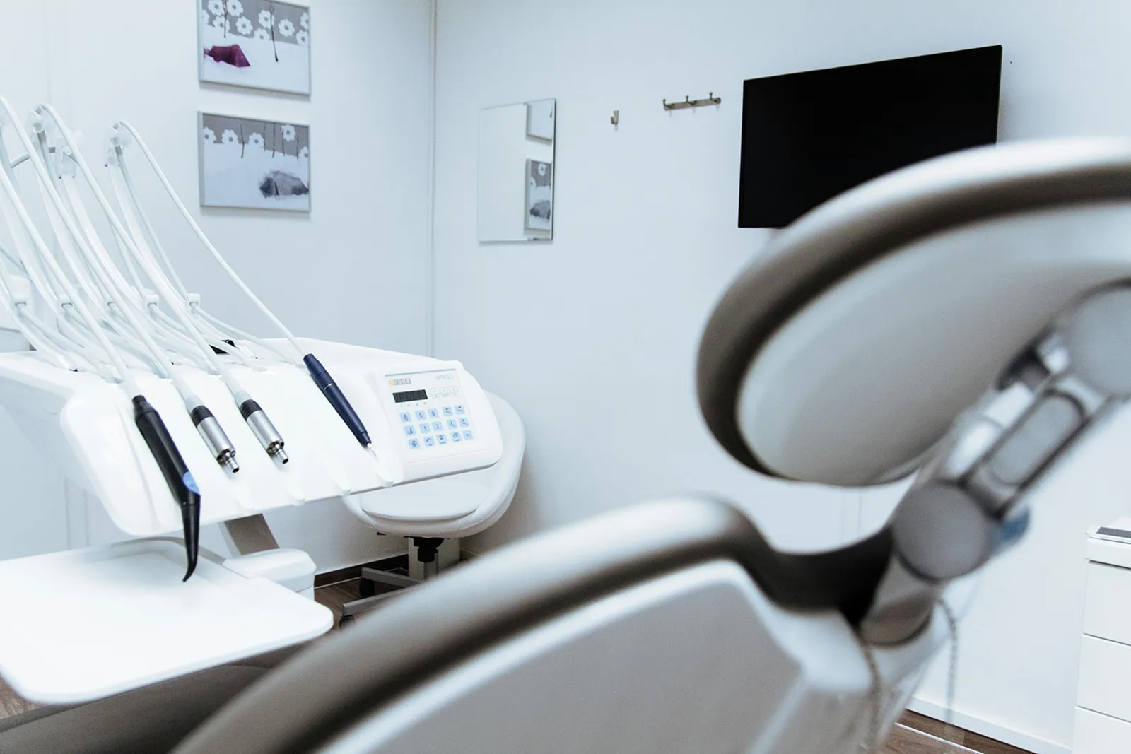 Salle de soins dentaires avec équipement moderne et fauteuil.